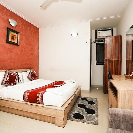 Hotel Om Paradise New Delhi Buitenkant foto
