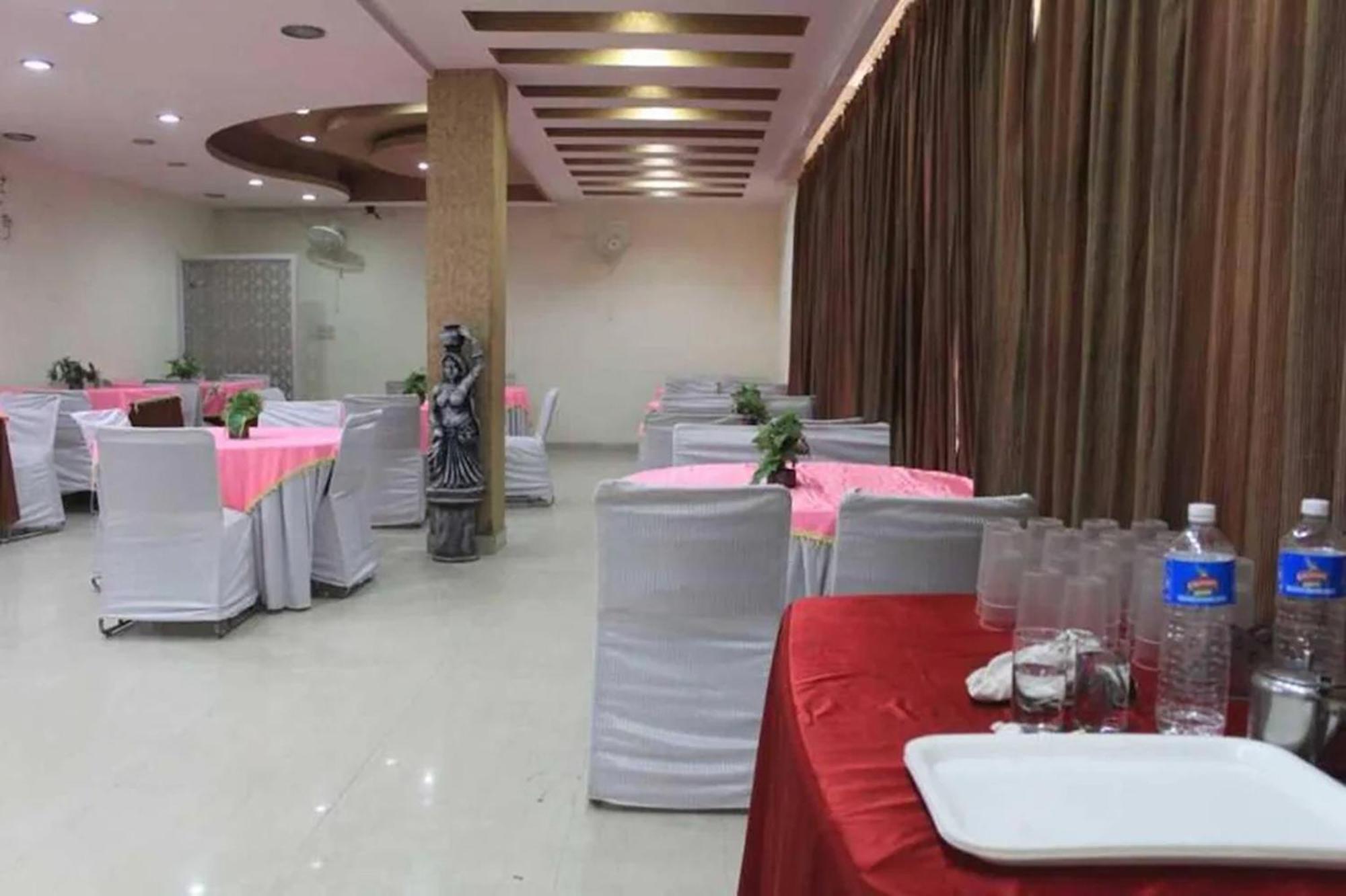 Hotel Om Paradise New Delhi Buitenkant foto