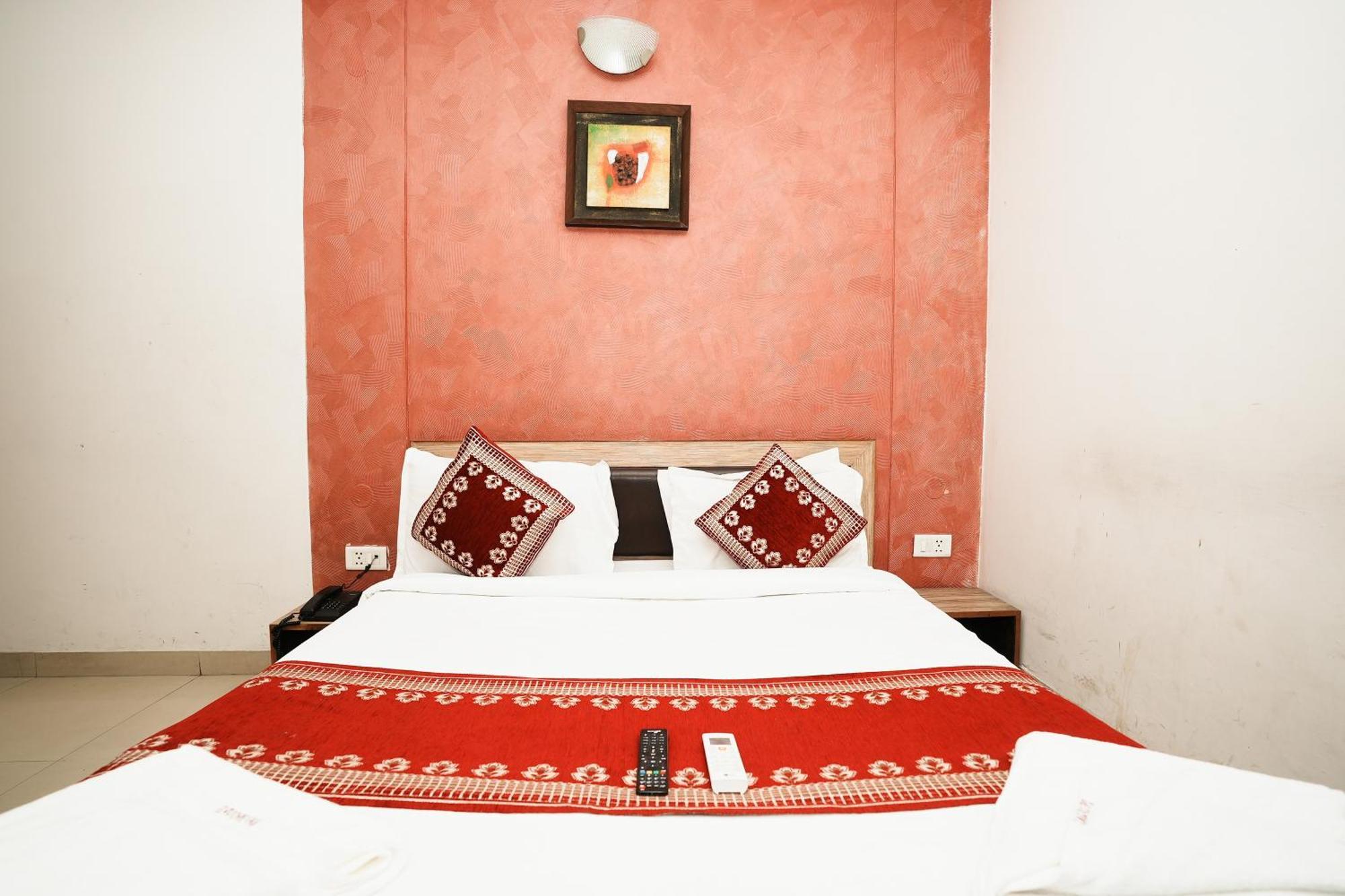 Hotel Om Paradise New Delhi Buitenkant foto