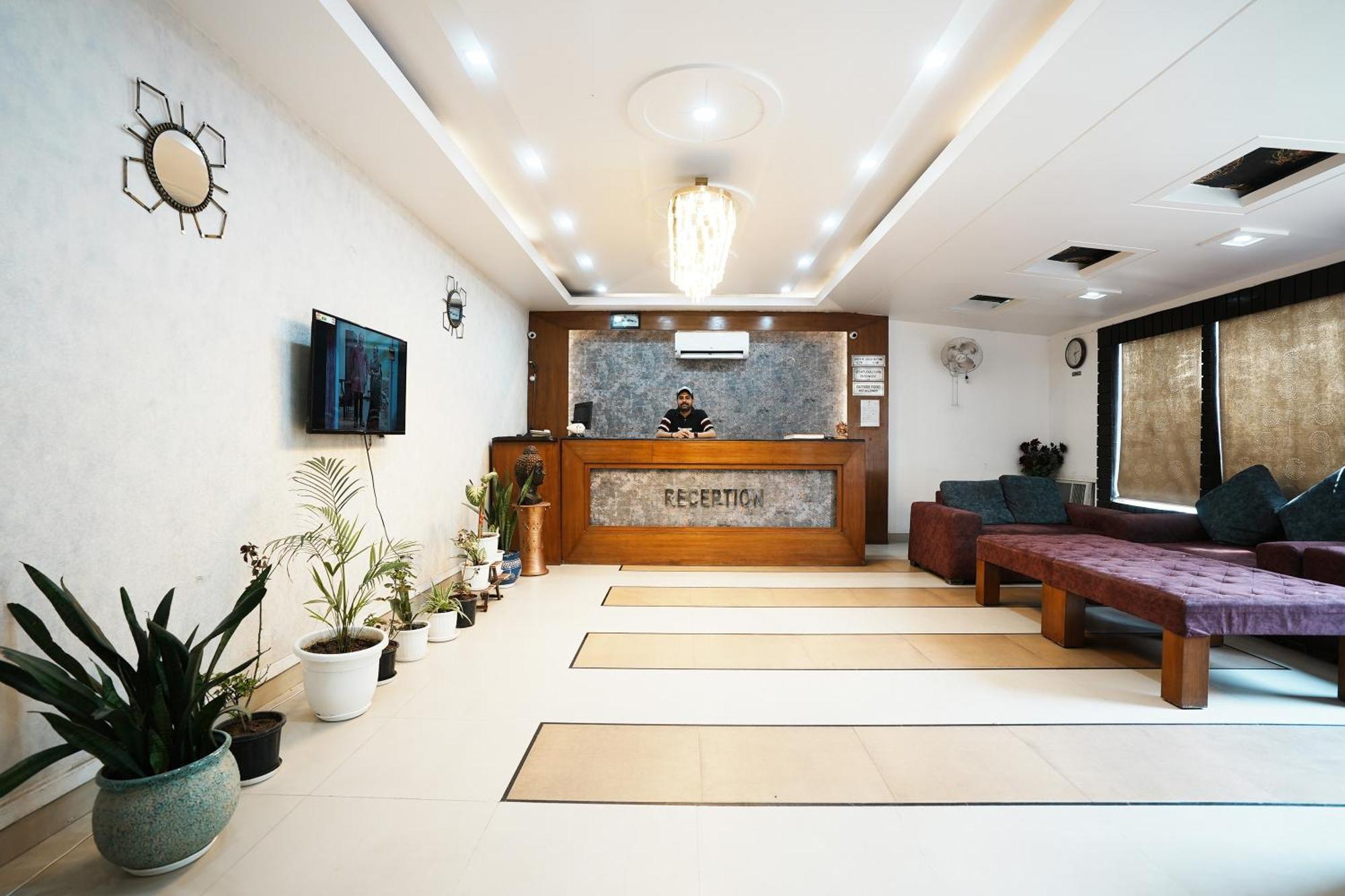 Hotel Om Paradise New Delhi Buitenkant foto