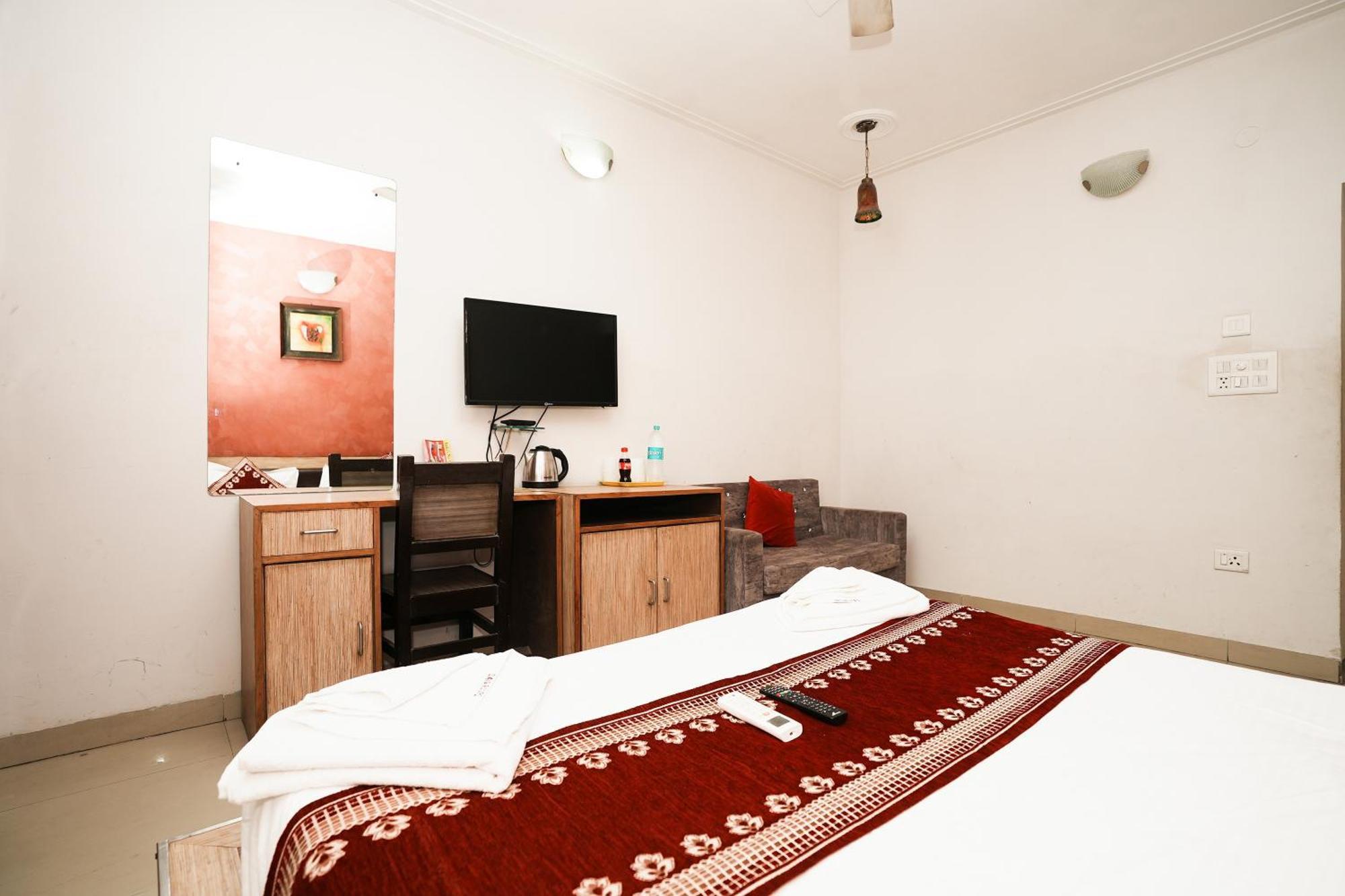 Hotel Om Paradise New Delhi Buitenkant foto