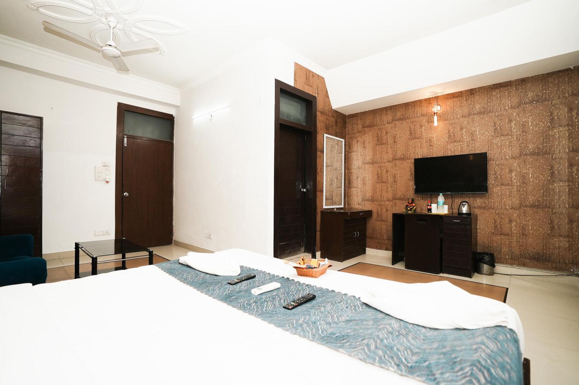 Hotel Om Paradise New Delhi Buitenkant foto