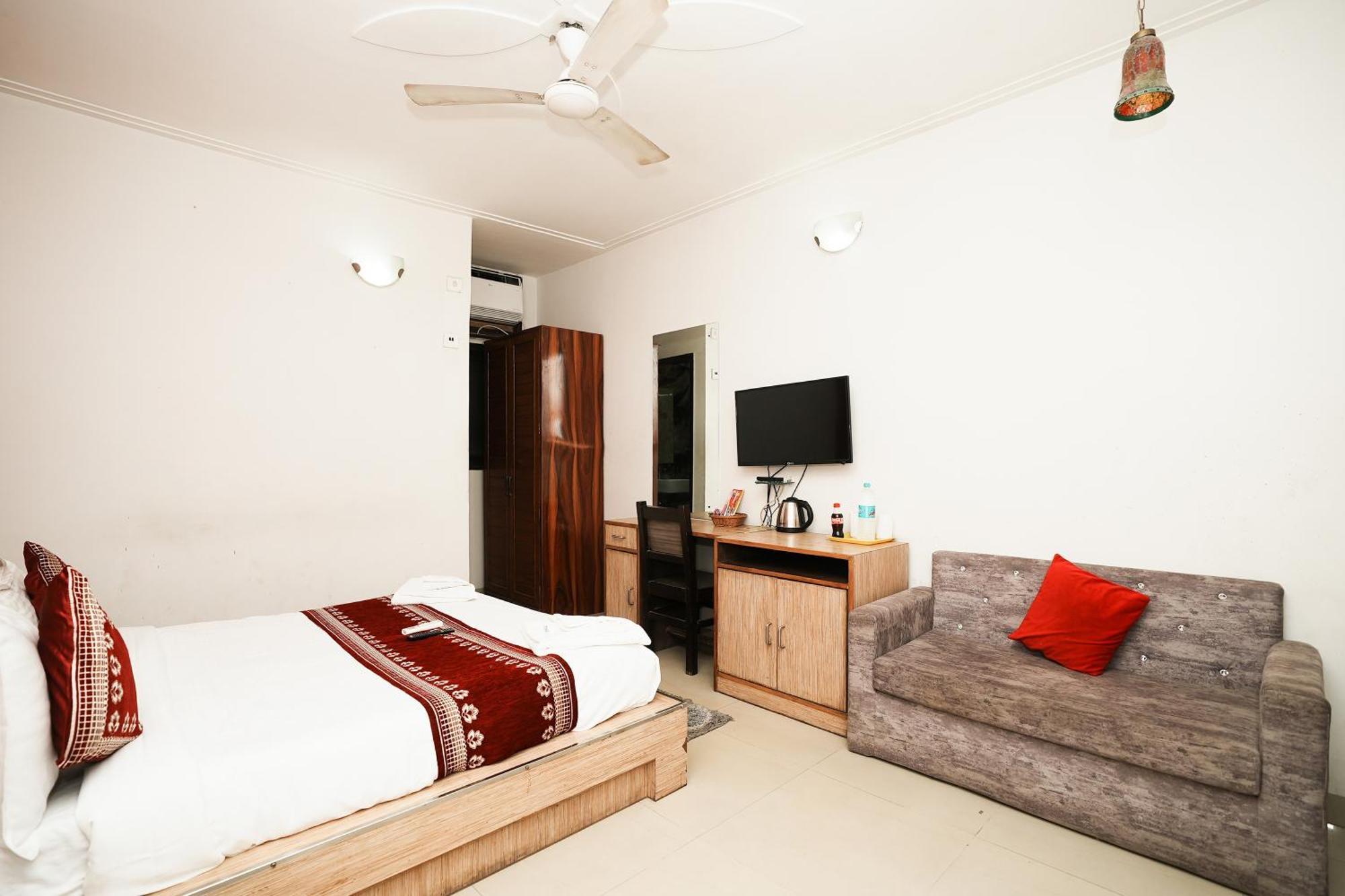 Hotel Om Paradise New Delhi Buitenkant foto