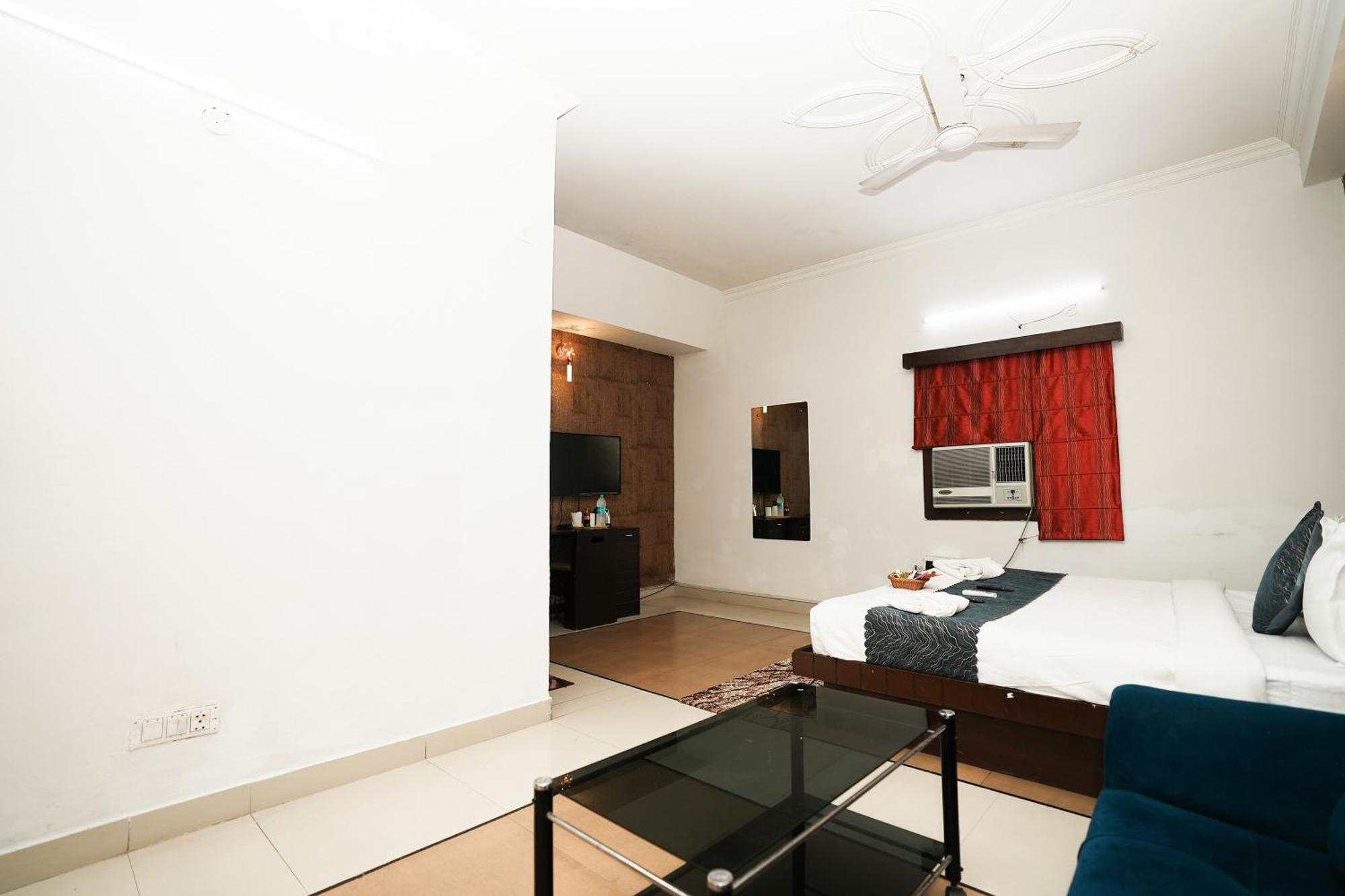 Hotel Om Paradise New Delhi Buitenkant foto