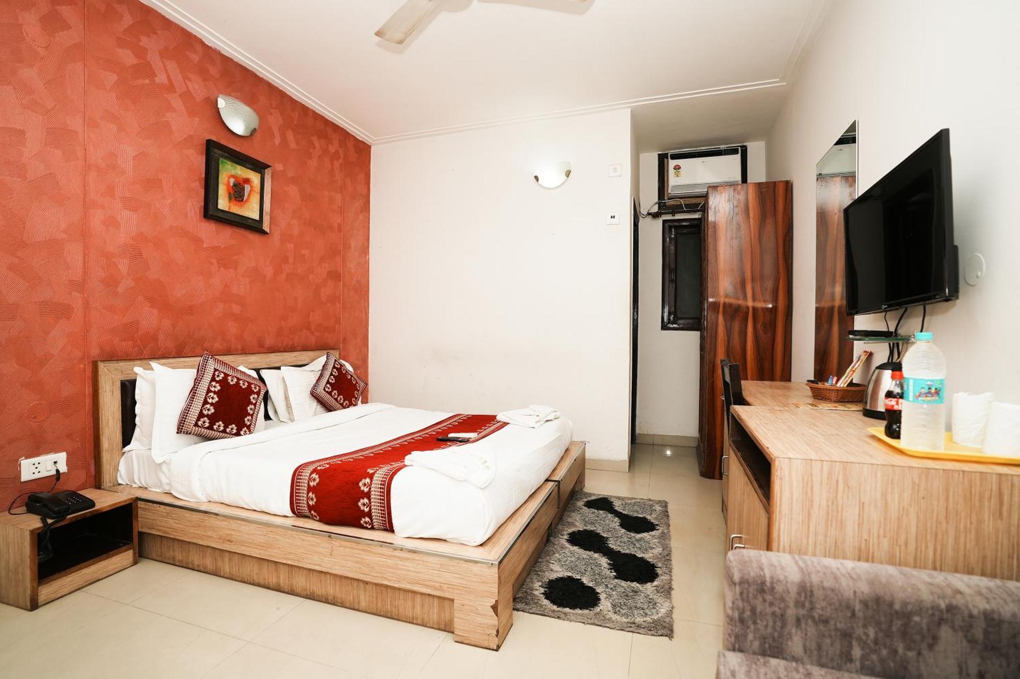 Hotel Om Paradise New Delhi Buitenkant foto