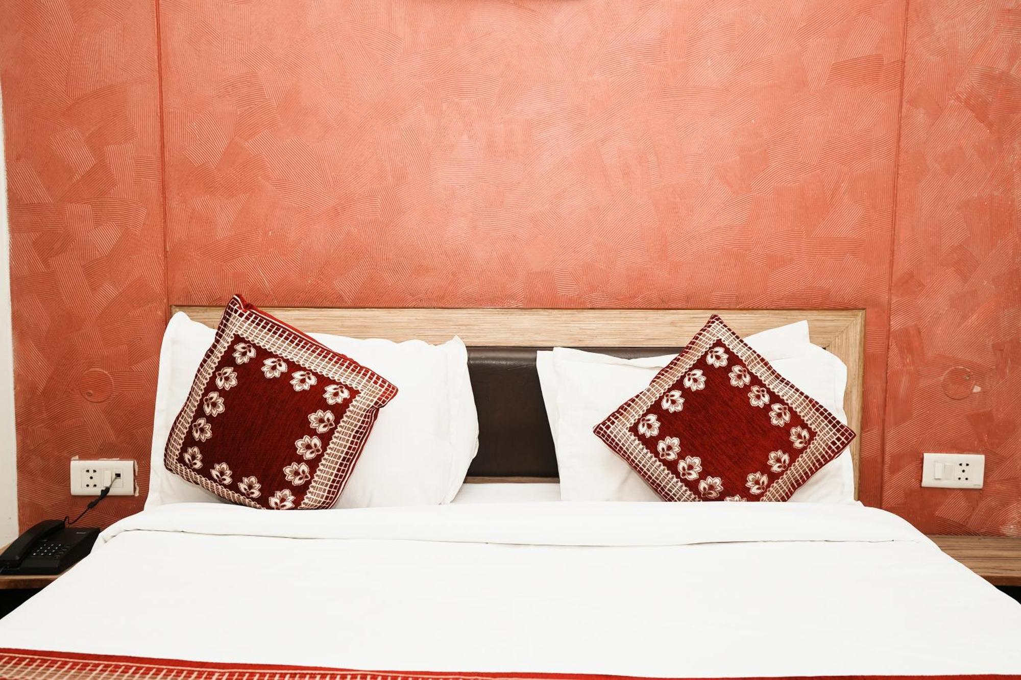 Hotel Om Paradise New Delhi Buitenkant foto