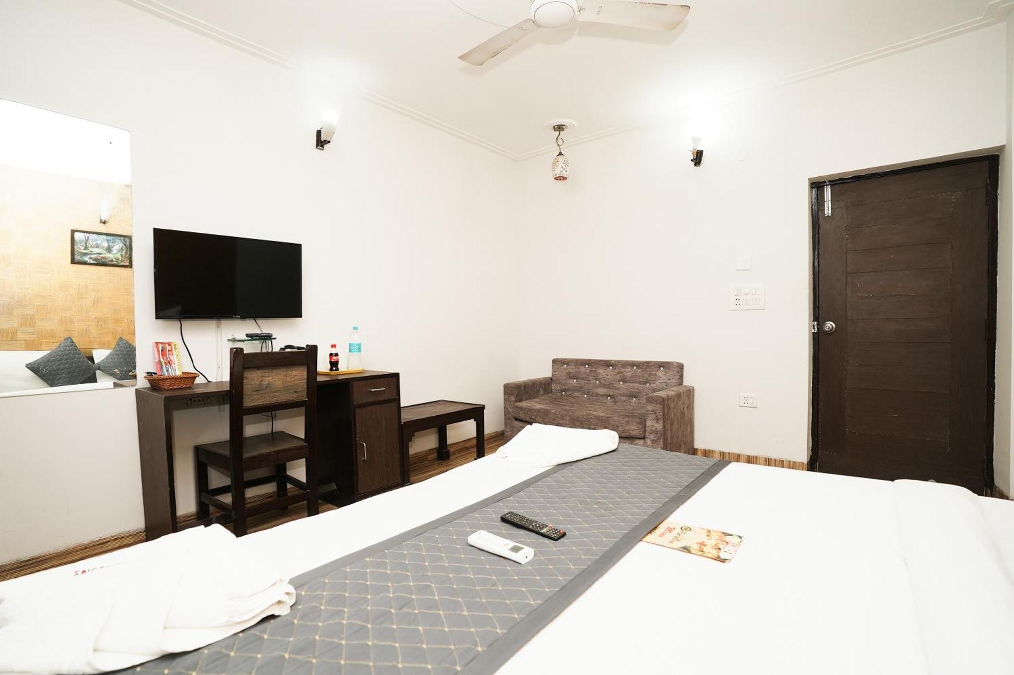 Hotel Om Paradise New Delhi Buitenkant foto