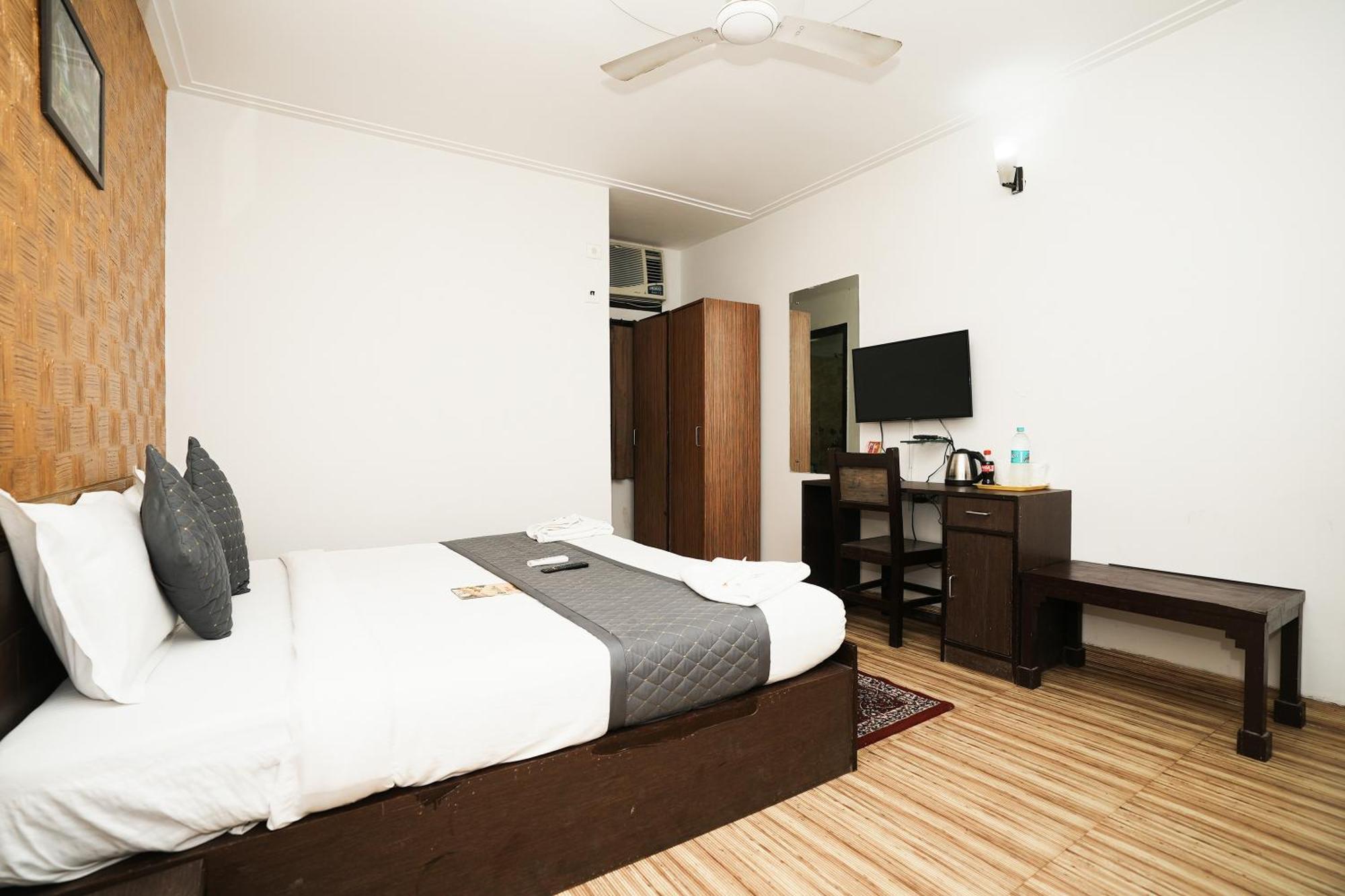 Hotel Om Paradise New Delhi Buitenkant foto