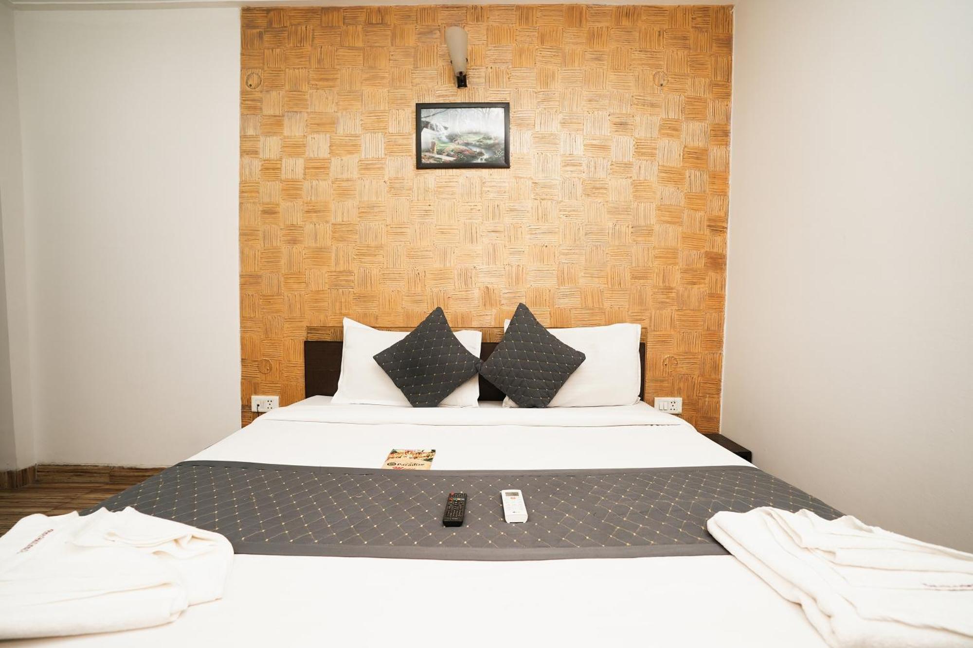 Hotel Om Paradise New Delhi Buitenkant foto