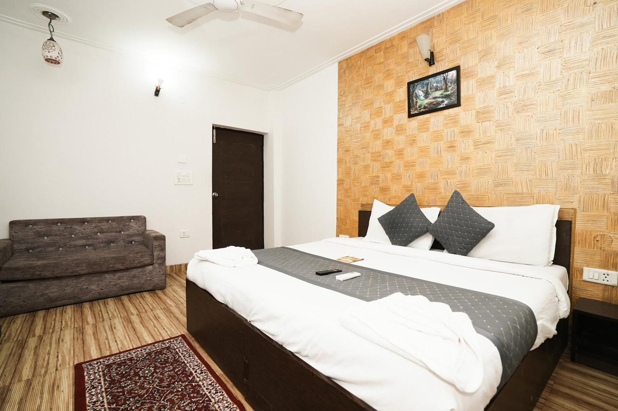 Hotel Om Paradise New Delhi Buitenkant foto